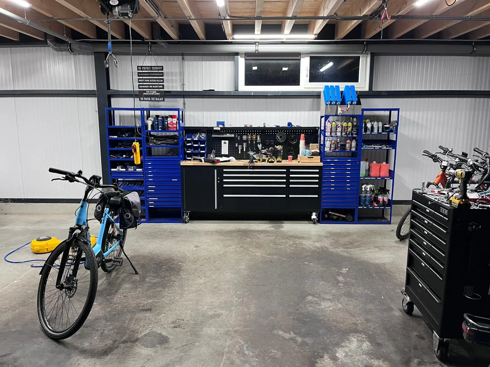 Bus vol Bikes is Stella Servicepunt